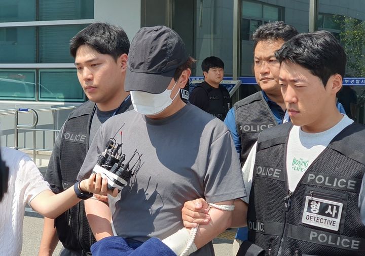 [용인=뉴시스] 박상욱 기자 = 피의자 A씨가 24일 오후 1시40분께 수원지법에서 열리는 구속 전 피의자 신문(영장실질심사)을 위해 용인동부경찰서(유치장)를 나서, 호송차에 오르고 있다. 2025.08.24. photo@newsis.com *재판매 및 DB 금지