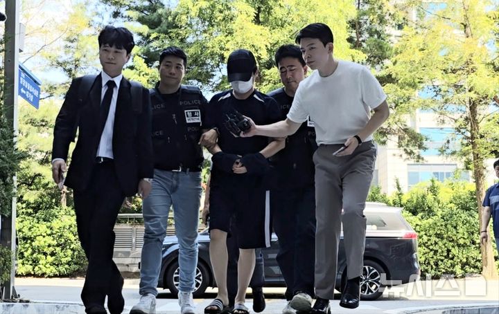 [인천=뉴시스] 김동영 기자 = 변사 현장에서 금목걸이를 훔친 혐의를 받는 30대 검시 조사관이 24일 오후 구속 전 피의자 심문(영장실질심사)을 받기 위해 인천 미추홀구 인천지방법원에 출석하고 있다. 2025.8.24. dy0121@newsis.com