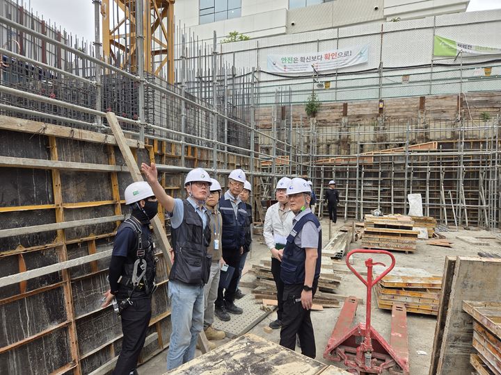 [수원=뉴시스] 현장 불시 점검. (사진=GH 제공) 2025.08.24. photo@newsis.com *재판매 및 DB 금지