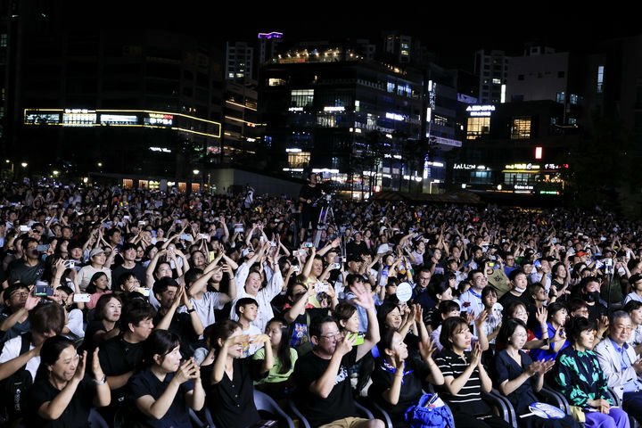 [화성=뉴시스] 화성시가 23일 새솔동 수노을중앙공원에서 서부권역별 콘서트 '한여름 밤 시간여행 콘서트'를 진행한 가운데, 시민들이 객석을 가득 메웠다.(사진=화성시 제공)2025.08.24.photo@newsis.com *재판매 및 DB 금지