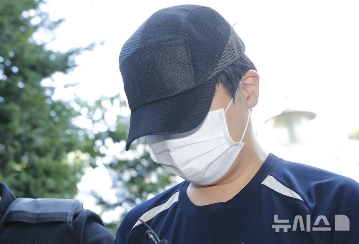 [인천=뉴시스] 김동영 기자 = 변사 현장에서 금목걸이를 훔친 혐의를 받는 30대 검시 조사관이 24일 오후 구속 전 피의자 심문(영장실질심사)을 받기 위해 인천 미추홀구 인천지방법원에 출석하고 있다. 2025.8.24. dy0121@newsis.com 