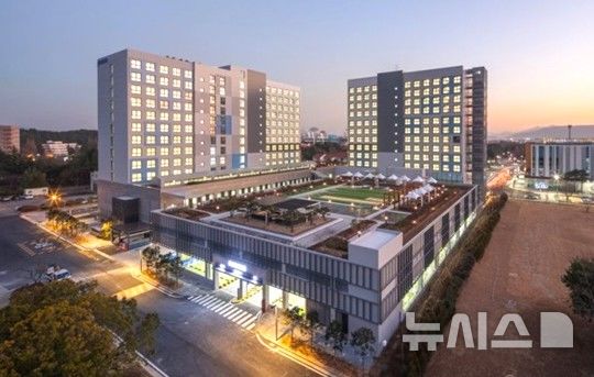 [포항=뉴시스] 송종욱 기자 = 경북 포항시가 남구 해도동에 800실 규모의 포스코 신축 기숙사를 유치해 도심 활력 회복 나선다. 사진은 포스코A&C가 설계·시공을 주도한 12층 규모의 기숙사 건물인 '포스코 광양 기가타운' 조감도. (사진=포항시 제공) 2025.08.24. photo@newsis.com&nbsp;&nbsp;&nbsp; 