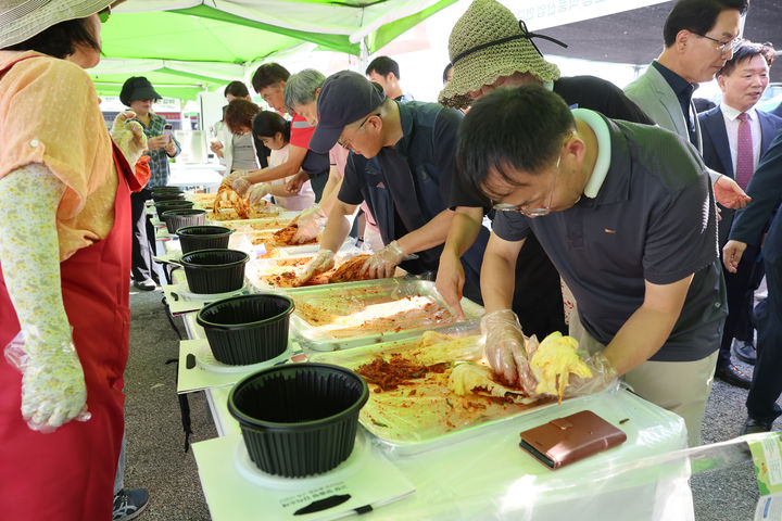 [고창=뉴시스] 지난 23일 고창 농산물유통센터에서 열린 '제29회 해풍고추축제', 축제를 찾은 방문객들이 고창 해풍고추양념을 배추에 버무리며 김치를 만들고 있다. *재판매 및 DB 금지