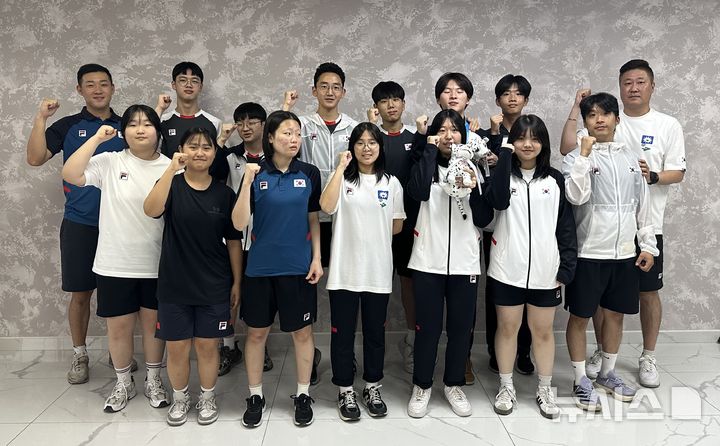 [서울=뉴시스]한국 사격 청소년 대표팀 선수단. (사진=대한사격연맹 제공)