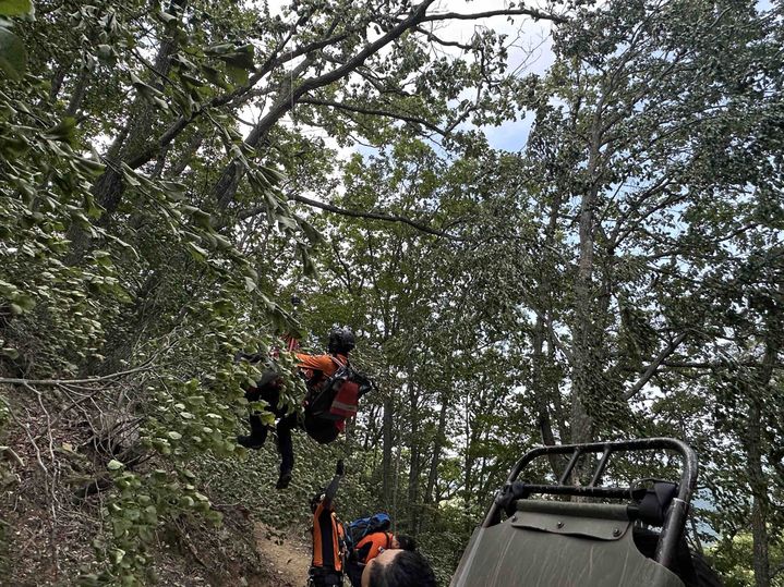 [평창=뉴시스] 24일 강원 평창군 대관령면 횡계리에서 열린 트레일런 대회에 참가한 40대가 쓰러져 119구급대가 구조하고 있는 모습.(사진=강원도소방본부 제공)photo@newsis.com *재판매 및 DB 금지