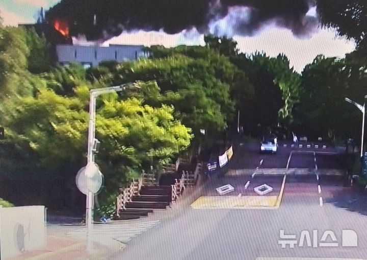 [제주=뉴시스] 24일 오후 제주대학교 한 건물 옥상에서 화재가 발생해 소방당국이 진화에 나서고 있다. (사진=제주소방안전본부 제공) 2025.08.24. photo@newsis.com 