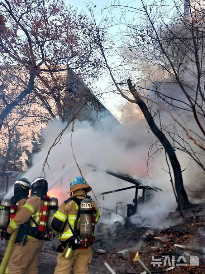 [과천=뉴시스] 지난해 12월, 과천시 한 주거용 비닐하우스 화재 현장, (사진=뉴시스 DB).photo@newsis.com 