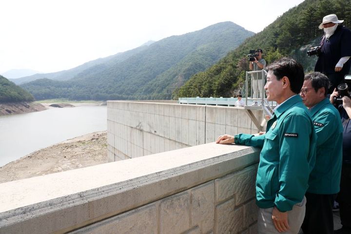 [춘천=뉴시스] 24일 김진태 강원특별자치도지사(사진)는 이날 강릉 오봉저수지를 방문한 자리에서 이번 강릉지역 가뭄 대응에 대해“예비비 25억 원을 투입해 인접 시군의 긴급 급수지원을 위한 급수차 임차료 지원 계획”을 밝혔다.강원특별자치도 제공. *재판매 및 DB 금지
