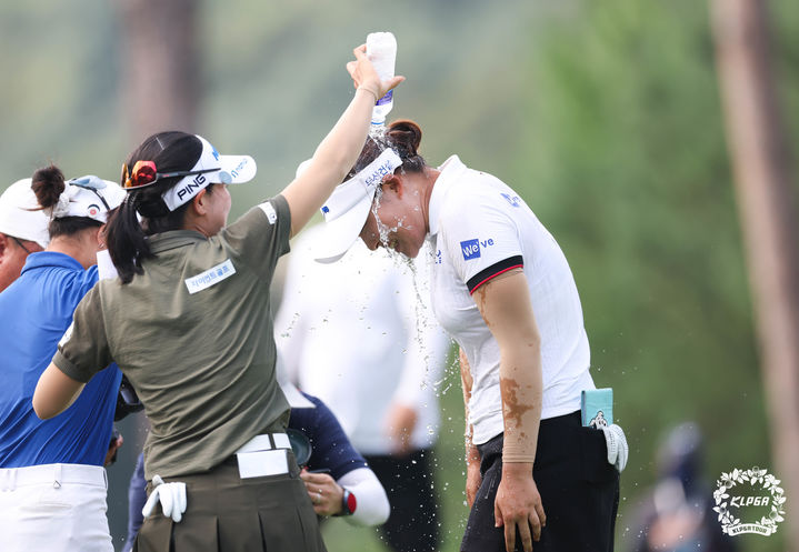 [서울=뉴시스]김민솔, KLPGA BC카드·한경 레이디스컵 우승. (사진=KLPGA 투어 제공)