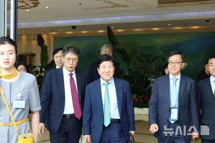 [베이징=뉴시스] 박병석 전 국회의장(가운데)을 단장으로 한 이재명 대통령의 중국 특사단이 24일 오후 베이징 서우두국제공항에 도착했다. 이날 공항에는 중국 측에서 천샤오춘 중국 외교부 아주사 부사장(부국장·오른쪽)이 나와 이들을 영접했다.(사진=주중국대사관 제공) 2025.08.24 photo@newsis.com