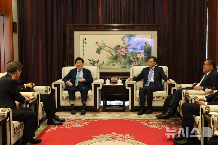 [베이징=뉴시스] 박병석 전 국회의장을 단장으로 한 이재명 대통령의 중국 특사단이 24일 오후 베이징 서우두국제공항에 도착했다. 이날 공항에는 중국 측에서 천샤오춘 중국 외교부 아주사 부사장(부국장)이 나와 이들을 영접했다.(사진=주중국대사관 제공) 2025.08.24 photo@newsis.com