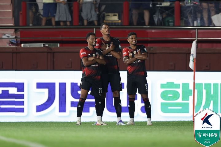 [서울=뉴시스]K리그1 포항 외국인 선수들. (사진=한국프로축구연맹 제공)