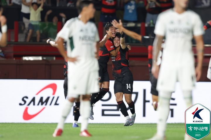 [서울=뉴시스]K리그1 포항 박승욱 득점포. (사진=한국프로축구연맹 제공)