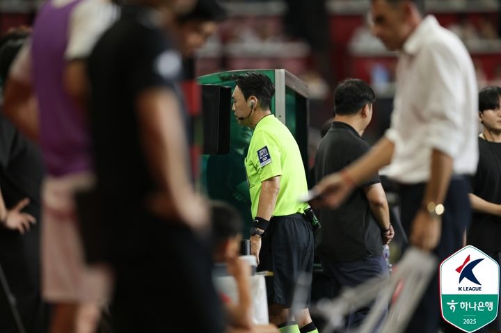 [서울=뉴시스]K리그1 주심의 비디오판독 장면. (사진=한국프로축구연맹 제공)