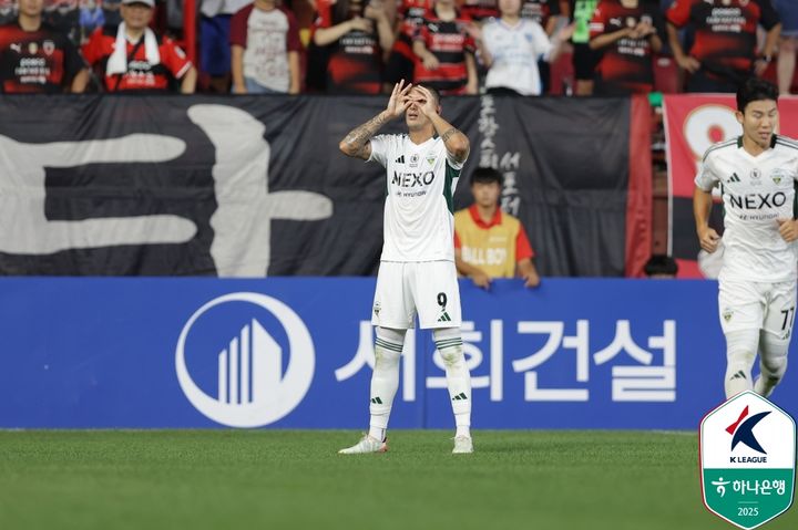 [서울=뉴시스]K리그1 전북 티아고 세리머니. (사진=한국프로축구연맹 제공)