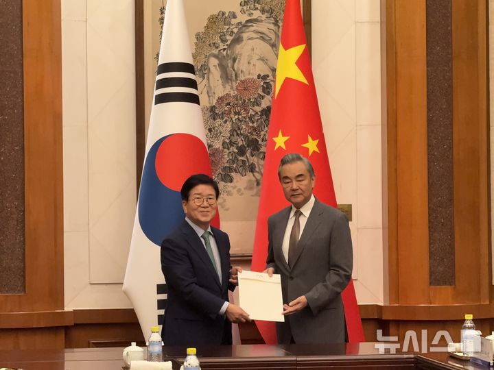 [베이징=뉴시스] 베이징특파원 공동취재단 = 24일 중국 베이징에 입국한 이재명 대통령의 특사단이 첫 일정으로 왕이 중국 외교부장과 회동하고 이 대통령의 친서를 전달했다. 특사단장인 박병석 전 국회의장이 왕 부장에게 친서를 전달하고 있다. 2025.08.24 photo@newsis.com