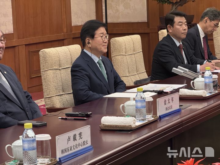 [베이징=뉴시스] 베이징특파원 공동취재단 = 24일 중국 베이징에 입국한 이재명 대통령의 특사단이 첫 일정으로 왕이 중국 외교부장과 회동하고 이 대통령의 친서를 전달했다. 이날 면담에서 특사단장인 박병석 전 국회의장이 발언하고 있다. 2025.08.24 photo@newsis.com