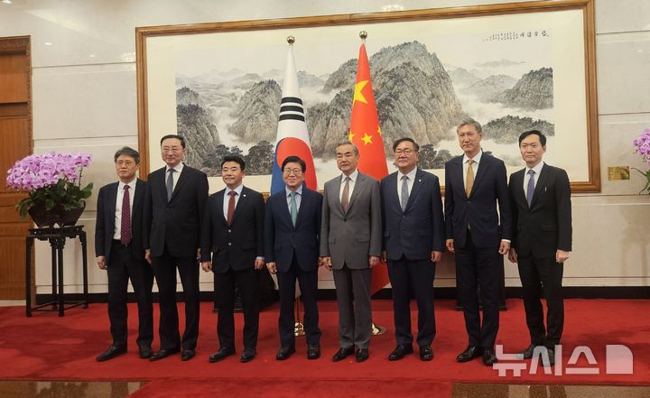 [베이징=뉴시스] 베이징특파원 공동취재단 = 24일 중국 베이징에 입국한 이재명 대통령의 특사단이 첫 일정으로 왕이 중국 외교부장과 회동하고 이 대통령의 친서를 전달했다. 이날 면담에서 양국 참석자들이 기념촬영을 하고 있다. 2025.08.24 photo@newsis.com