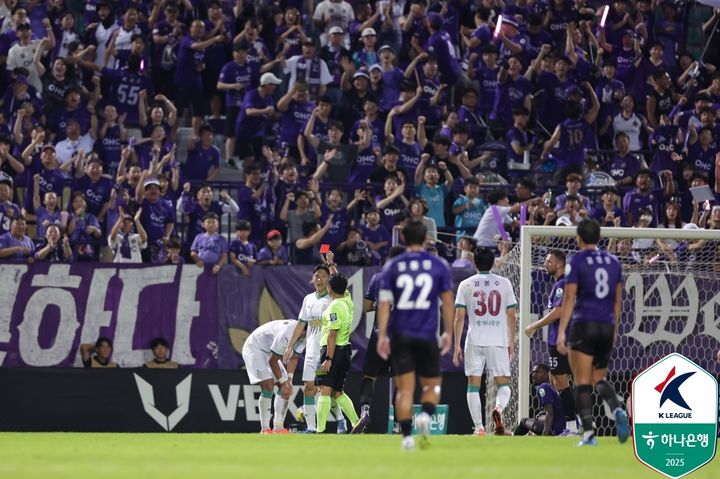 [서울=뉴시스]K리그1 대전 하창래 퇴장. (사진=한국프로축구연맹 제공)