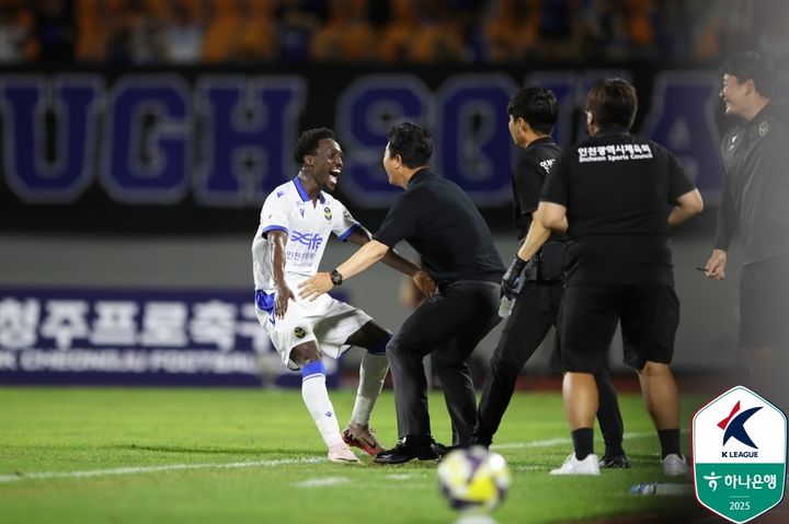 [서울=뉴시스]K리그2 인천 제르소가 득점 후 기뻐하고 있다. (사진=한국프로축구연맹 제공)
