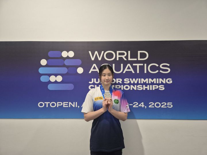 [서울=뉴시스] 2025 제10회 세계주니어수영선수권대회 여자 배영 50m에서 은메달을 딴 김승원. (사진 = 대한수영연맹 제공) *재판매 및 DB 금지