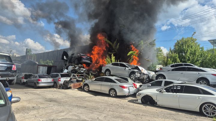[전주=뉴시스] 24일 오후 3시9분께 전북 전주시 덕진구 팔복동 한 공장에 주차된 도로 시설물 설치 공사차량에서 불이 나 폐차장으로 옮겨붙으며 화염이 치솟고 있다. (사진=전북도소방본부 제공) 2025.08.24. photo@newsis.com *재판매 및 DB 금지