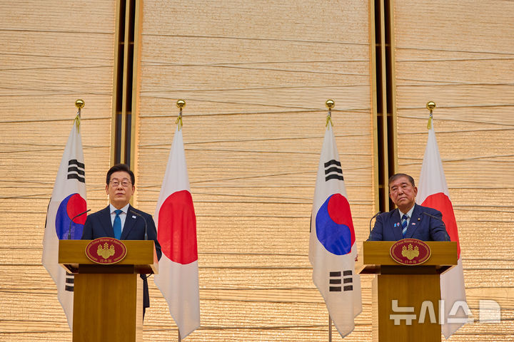 [도쿄=뉴시스] 고범준 기자 = 이재명 대통령과 이시바 시게루 일본 총리가 23일(현지 시간) 일본 도쿄 총리 관저에서 한일 공동언론발표를 하고 있다. (공동취재) 2025.08.24. bjko@newsis.com