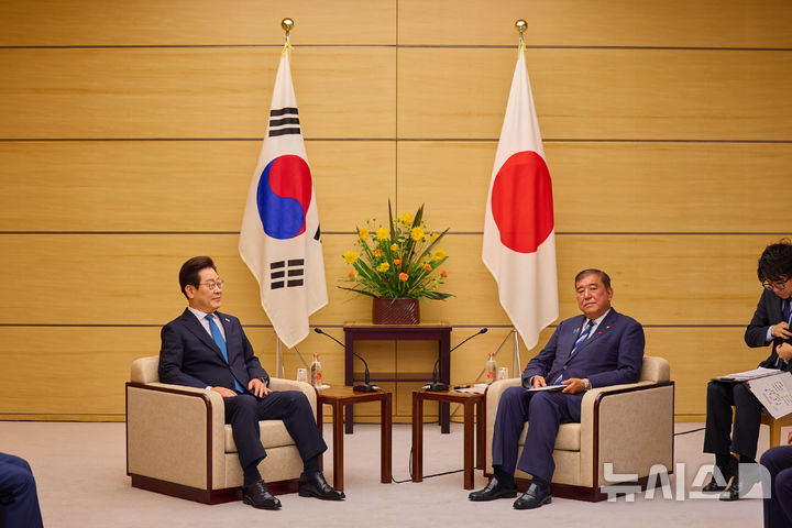 [도쿄=뉴시스] 고범준 기자 = 이재명 대통령과 이시바 시게루 일본 총리가 지난달 23일(현지 시간) 일본 도쿄 총리 관저에서 한일 소인수 정상회담을 하고 있다. (공동취재) 2025.08.24. bjko@newsis.com