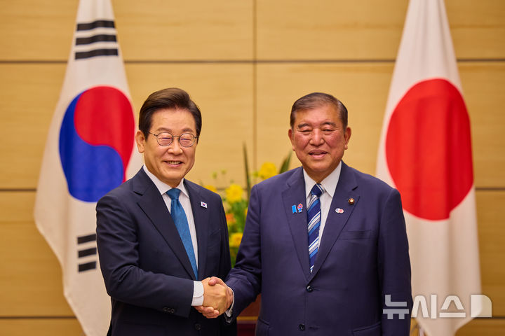 [도쿄=뉴시스] 고범준 기자 = 이재명 대통령과 이시바 시게루 일본 총리가 23일(현지 시간) 일본 도쿄 총리 관저에서 한일 소인수 정상회담 기념촬영을 하고 있다. (공동취재) 2025.08.24. bjko@newsis.com