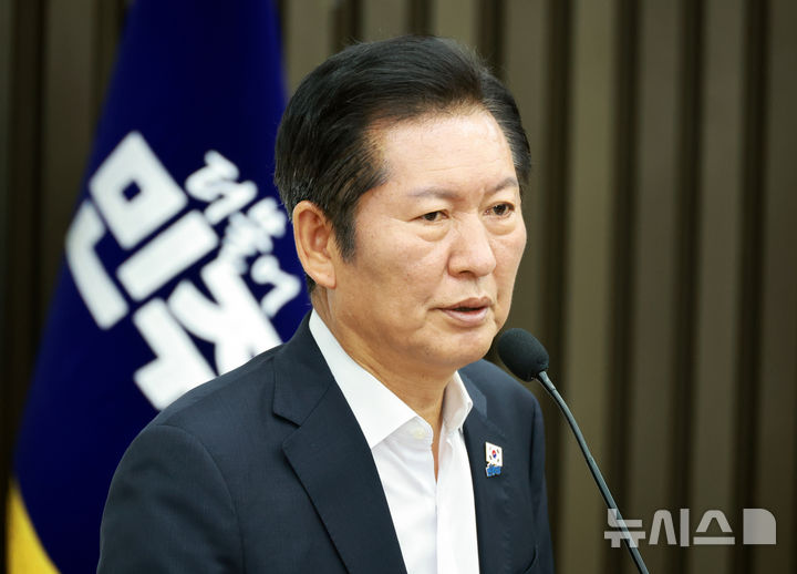 [서울=뉴시스] 김금보 기자 = 정청래 더불어민주당 대표가 24일 오전 서울 여의도 국회에서 열린 의원총회에서 발언을 하고 있다. 2025.08.24. kgb@newsis.com