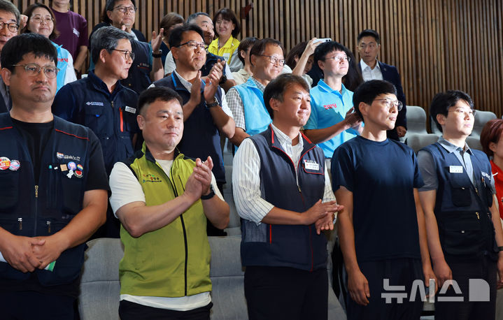 [서울=뉴시스] 김금보 기자 = 양경수(가운데) 전국민주노동조합총연맹 위원장과 유최안(오른쪽 두번째) 거제통영고성 조선하청지회 조합원(전 대우조선해양 하청 용접공) 등 노조법2·3조개정운동본부 회원들이 지난 8월 24일 오전 서울 여의도 국회에서 열린 제428회 국회(임시회) 제2차 본회의에서 노동조합 및 노동관계조정법 일부개정법률안(대안)이 더불어민주당 주도로 통과되자 기뻐하고 있다. 2025.08.24. kgb@newsis.com