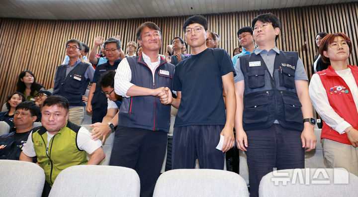 [서울=뉴시스] 김금보 기자 = 양경수 전국민주노동조합총연맹 위원장과 유최안 거제통영고성 조선하청지회 조합원(전 대우조선해양 하청 용접공)이 24일 오전 서울 여의도 국회에서 열린 제428회 국회(임시회) 제2차 본회의에서 노동조합 및 노동관계조정법 일부개정법률안(대안)이 더불어민주당 주도로 통과되자 기뻐하고 있다. 2025.08.24. kgb@newsis.com