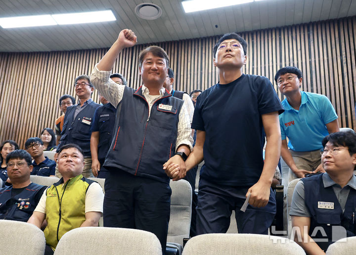 [서울=뉴시스] 김금보 기자 = 양경수 전국민주노동조합총연맹 위원장과 유최안 거제통영고성 조선하청지회 조합원(전 대우조선해양 하청 용접공)이 지난 8월 24일 오전 서울 여의도 국회에서 열린 제428회 국회(임시회) 제2차 본회의에서 노동조합 및 노동관계조정법 일부개정법률안(대안)이 더불어민주당 주도로 통과되자 기뻐하고 있다. 2025.08.24. kgb@newsis.com