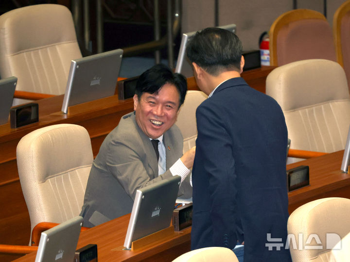[서울=뉴시스] 김금보 기자 = 김영훈 고용노동부 장관이 24일 오전 서울 여의도 국회에서 열린 제428회 국회(임시회) 제2차 본회의에서 밝게 웃고 있다. 2025.08.24. kgb@newsis.com
