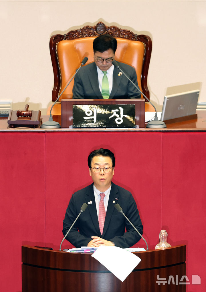 [서울=뉴시스] 김금보 기자 = 곽규택 국민의힘 의원이 24일 오전 서울 여의도 국회에서 열린 제428회 국회(임시회) 제2차 본회의에서 상법 일부개정법률안 반대 무제한토론을 하고 있다. 2025.08.24. kgb@newsis.com