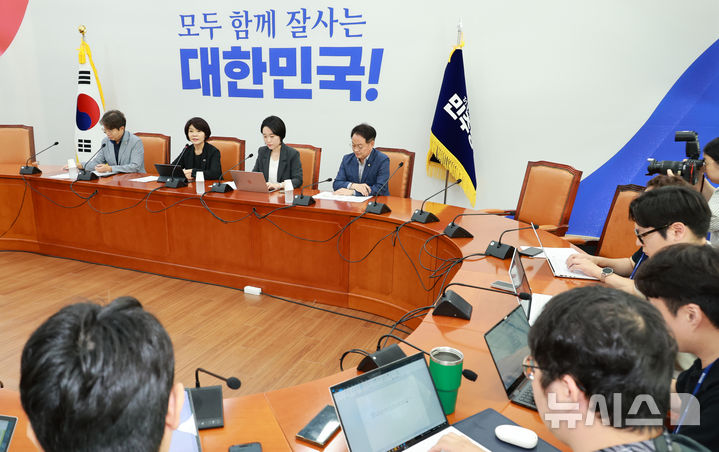 [서울=뉴시스] 김금보 기자 = 한정애 더불어민주당 정책위의장이 24일 오전 서울 여의도 국회에서 열린 '2024년 회계연도 결산 심사 관련 기자간담회'에서 발언을 하고 있다. 2025.08.24. kgb@newsis.com