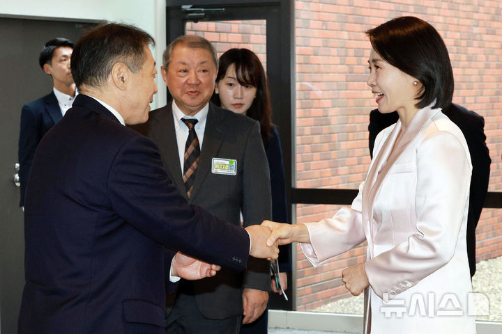 [도쿄=뉴시스] 고범준 기자 = 김혜경 여사가 24일(현지 시간) 일본 도쿄 메지로대학교 한국어학과를 방문해 학교 관계자와 인사하고 있다. 2025.08.24. bjko@newsis.com