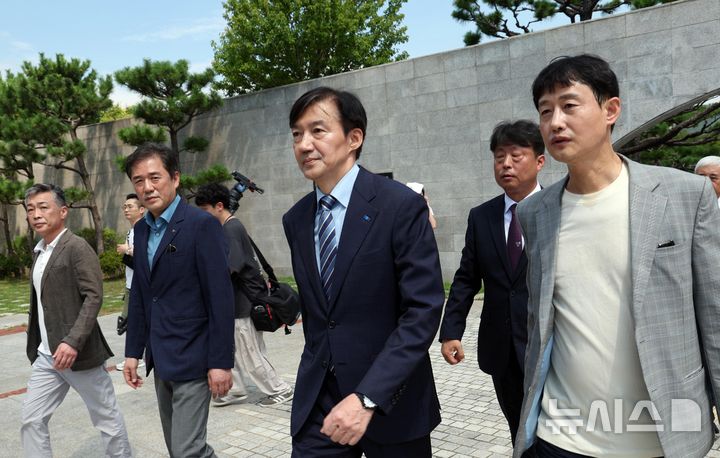  [부산=뉴시스] 하경민 기자 = 조국 전 조국혁신당 대표가 24일 부산 중구 민주공원에서 넋기림마당(추념의장)을 참배한 뒤 이동하고 있다. 2025.08.24. yulnetphoto@newsis.com