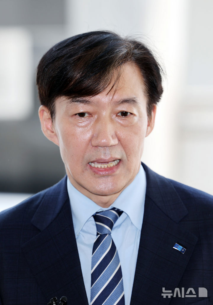  [부산=뉴시스] 하경민 기자 = 조국 전 조국혁신당 대표가 24일 부산 중구 민주공원에서 넋기림마당(추념의장)을 참배한 뒤 취재진과 질의응답을 하고 있다. 2025.08.24. yulnetphoto@newsis.com