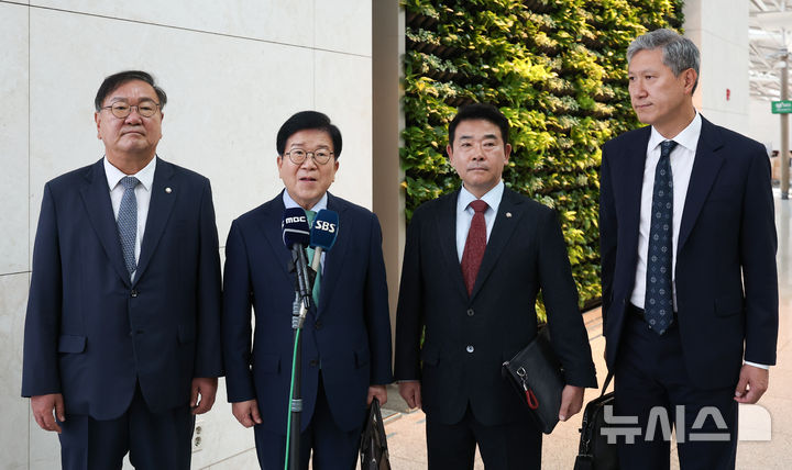 [인천공항=뉴시스] 김선웅 기자 = 박병석 전 국회의장을 단장으로 하는 대통령 중국 특사단이 24일 인천국제공항을 통해 출국하며 취재진과 질의응답을 하고 있다. 왼쪽부터 김태년 더불어민주당 의원, 박병석 전 국회의장, 박정 더불어민주당 의원, 노재헌 동아시아문화재단 이사장. 2025.08.24. mangusta@newsis.com