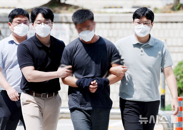 [서울=뉴시스] 김진아 기자 = 그룹 방탄소년단(BTS) 정국을 비롯해 국내 재력가들의 자산 380억여 원을 탈취한 혐의를 받는 중국 국적 해킹조직 총책 A(34)씨가 24일 서울 서초구 서울중앙지방법원에서 구속 전 피의자 심문(영장실질심사)을 받기 위해 출석하고 있다. 2025.08.24. bluesoda@newsis.com