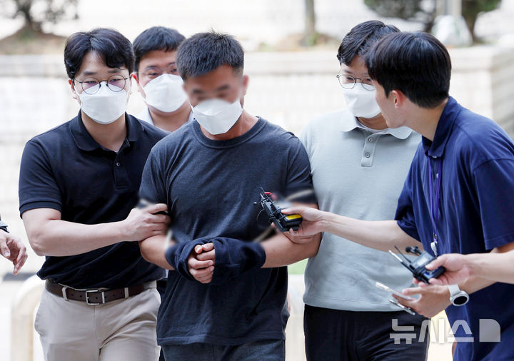 [서울=뉴시스] 김진아 기자 = 그룹 방탄소년단(BTS) 정국을 비롯해 국내 재력가들의 자산 380억여 원을 탈취한 혐의를 받는 중국 국적 해킹조직 총책 A(34)씨가 24일 서울 서초구 서울중앙지방법원에서 구속 전 피의자 심문(영장실질심사)을 받기 위해 출석하고 있다. 2025.08.24. bluesoda@newsis.com