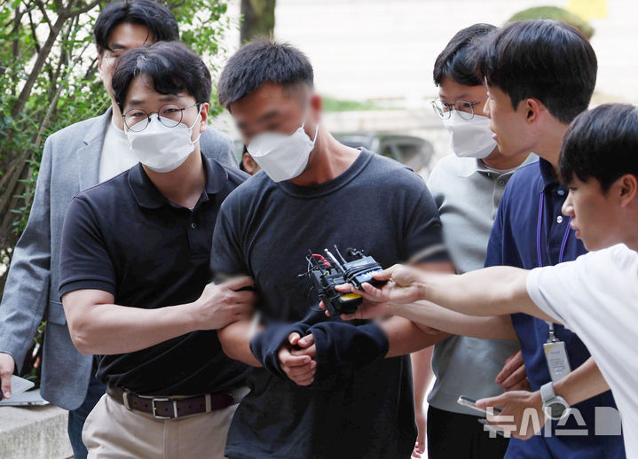 [서울=뉴시스] 김진아 기자 = 그룹 방탄소년단(BTS) 정국을 비롯해 국내 재력가들의 자산 380억여 원을 탈취한 혐의를 받는 중국 국적 해킹조직 총책 A(34)씨가 24일 서울 서초구 서울중앙지방법원에서 구속 전 피의자 심문(영장실질심사)을 받기 위해 출석하고 있다. 2025.08.24. bluesoda@newsis.com