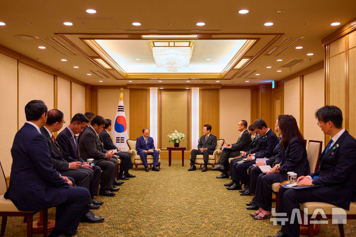 [도쿄=뉴시스] 고범준 기자 = 이재명 대통령이 24일 일본 도쿄의 한 호텔에서 일한의원연맹 회장인 스가 요시히데 전 일본 총리를 비롯한 연맹 간부진을 접견하고 있다. (공동취재) 2025.08.24. bjko@newsis.com