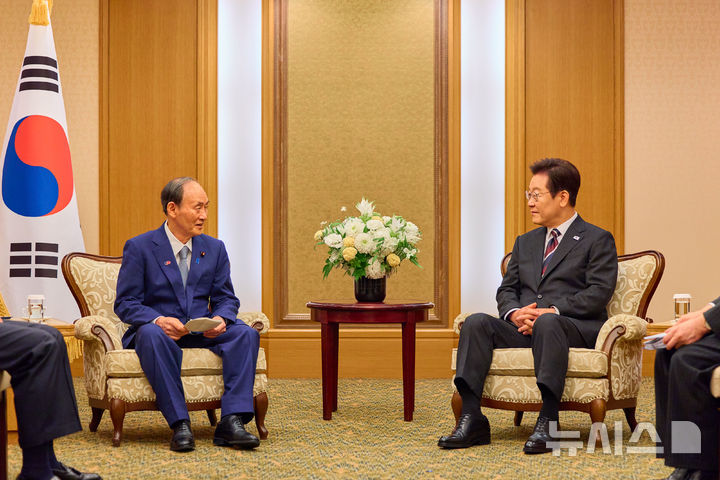 [도쿄=뉴시스] 고범준 기자 = 이재명 대통령이 24일 일본 도쿄의 한 호텔에서 일한의원연맹 회장인 스가 요시히데 전 일본 총리를 접견하고 있다. (공동취재) 2025.08.24. bjko@newsis.com