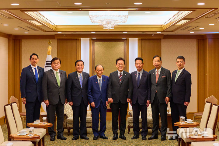 [도쿄=뉴시스] 고범준 기자 = 이재명 대통령이 24일 일본 도쿄의 한 호텔에서 일한의원연맹 회장인 스가 요시히데 전 일본 총리를 비롯한 연맹 간부진을 접견하며 기념촬영을 하고 있다. (공동취재) 2025.08.24. bjko@newsis.com