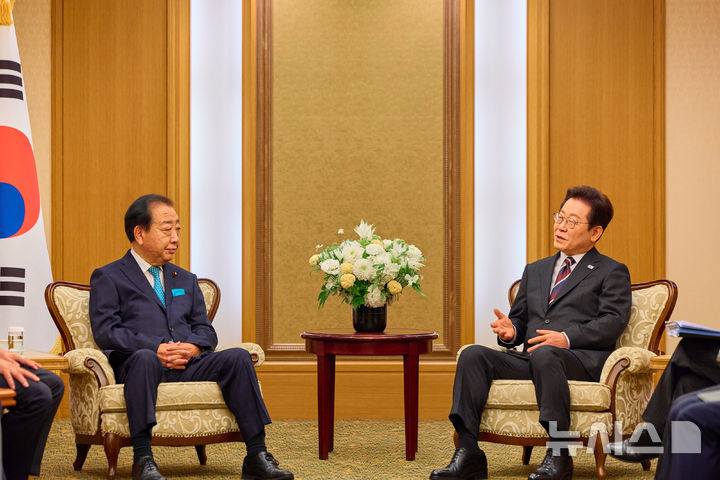 [도쿄=뉴시스] 고범준 기자 = 이재명 대통령이 24일 일본 도쿄의 한 호텔에서 노다 입헌민주당 대표를 접견하고 있다. (공동취재) 2025.08.24. bjko@newsis.com