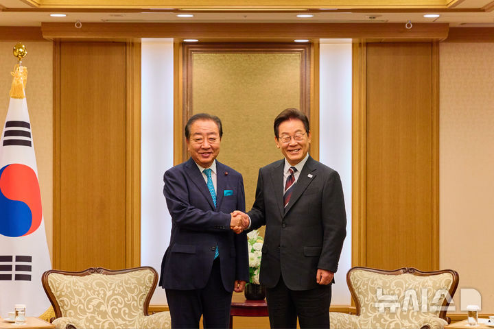 [도쿄=뉴시스] 고범준 기자 = 이재명 대통령이 24일 일본 도쿄의 한 호텔에서 노다 입헌민주당 대표를 접견하며 기념촬영을 하고 있다. (공동취재) 2025.08.24. bjko@newsis.com