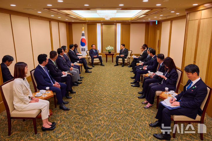 [도쿄=뉴시스] 고범준 기자 = 이재명 대통령이 24일 일본 도쿄의 한 호텔에서 노다 입헌민주당 대표를 비롯한 의원단을 접견하고 있다. (공동취재) 2025.08.24. bjko@newsis.com