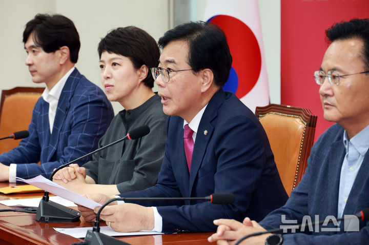 [서울=뉴시스] 김금보 기자 = 송언석 국민의힘 비상대책위원장 겸 원내대표가 24일 오후 서울 여의도 국회에서 열린 현안 관련 기자간담회에서 발언을 하고 있다. 2025.08.24. kgb@newsis.com